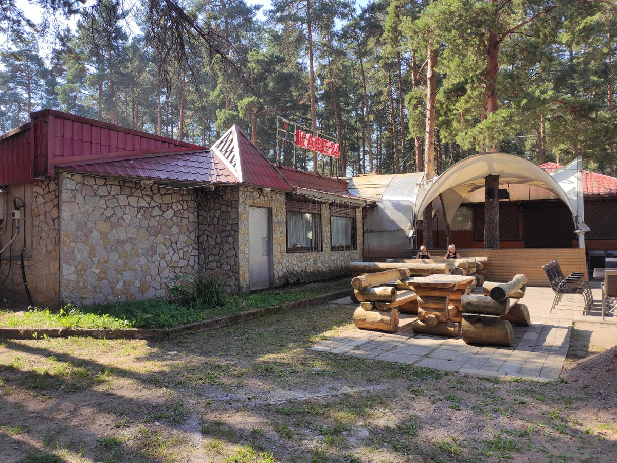 Кстати нигде не нашла на самом кафе надписи Красная шапочка)