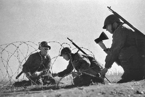 Необходимо отметить, что несвоевременное определение намерений противника по захвату Сталинграда летом 1942 г. привело к тому, что Ставка ВГК не успела вовремя перебросить резервы для создания нового фронта обороны. В середине июля врагу на сталинградском направлении реально могли противостоять 12 дивизий 63-й и 62-й армий (166 тыс. человек, 2,2 тыс. орудий и минометов, около 400 танков). Авиация фронта насчитывала около 600 самолетов, в том числе 150–200 бомбардировщиков дальней авиации и 60 истребителей противовоздушной обороны (ПВО). На подступах к Сталинграду строились четыре оборонительных обвода: внешний, средний, внутренний и городской. Хотя к началу оборонительной операции оборудовать их полностью не удалось, они сыграли немалую роль в обороне города. Из числа жителей Сталинграда формировались батальоны народного ополчения.