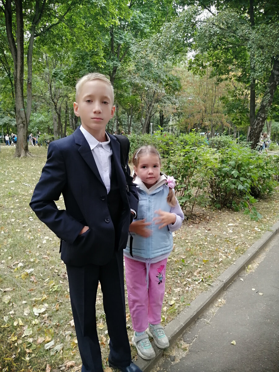 Провожали младшего в 4ый класс. Старшие уже все сами-сами, от "провожающих" и фото отказались.