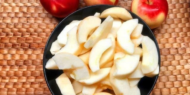    Как приготовить шарлотку всего из четырех ингредиентов – рецепт.Зинаида Белова