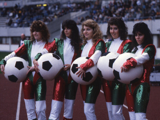     Красавицы-итальянки в костюмах маскота ЧМ-1990 Чао. Фото: SVEN SIMON/Global Look Press