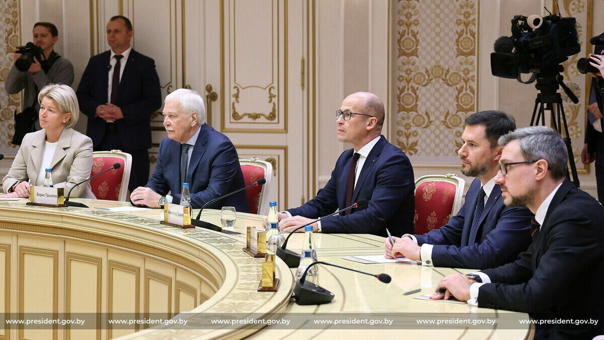     Глава Удмуртии Александр Бречалов встретился в Минске с президентом Беларуси Александром Лукашенко, где стороны договорились расширять экспортные поставки. Об этом 21 ноября руководитель региона сообщил на своих страницах в соцсетях.