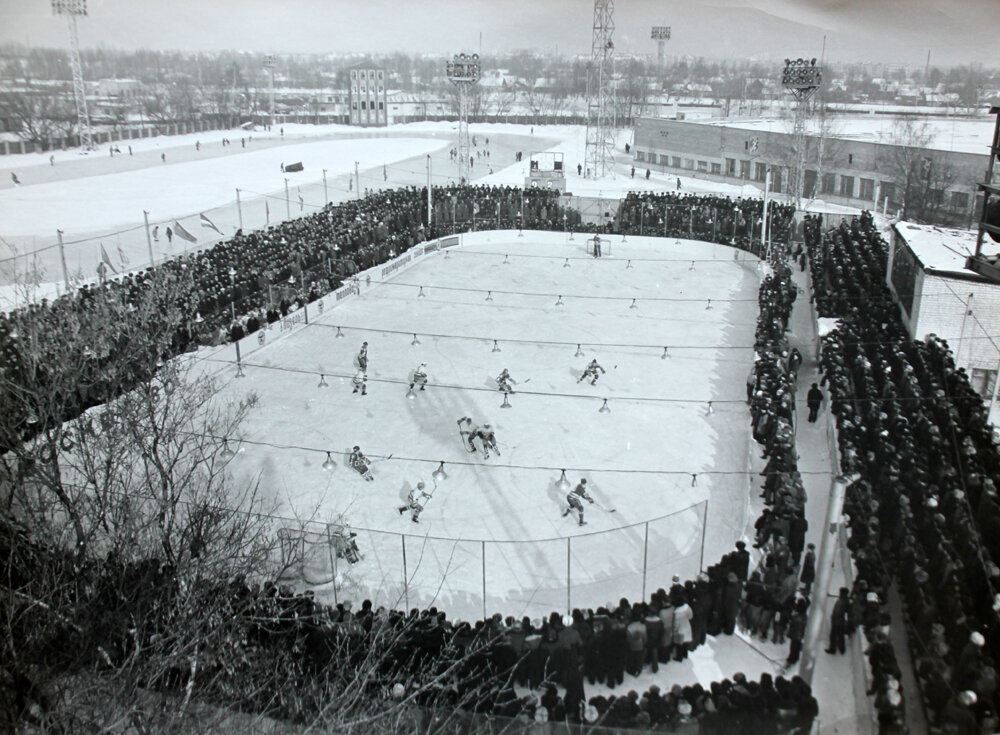Ледовый стадион "Десна" в начале зимы 1983 года.
