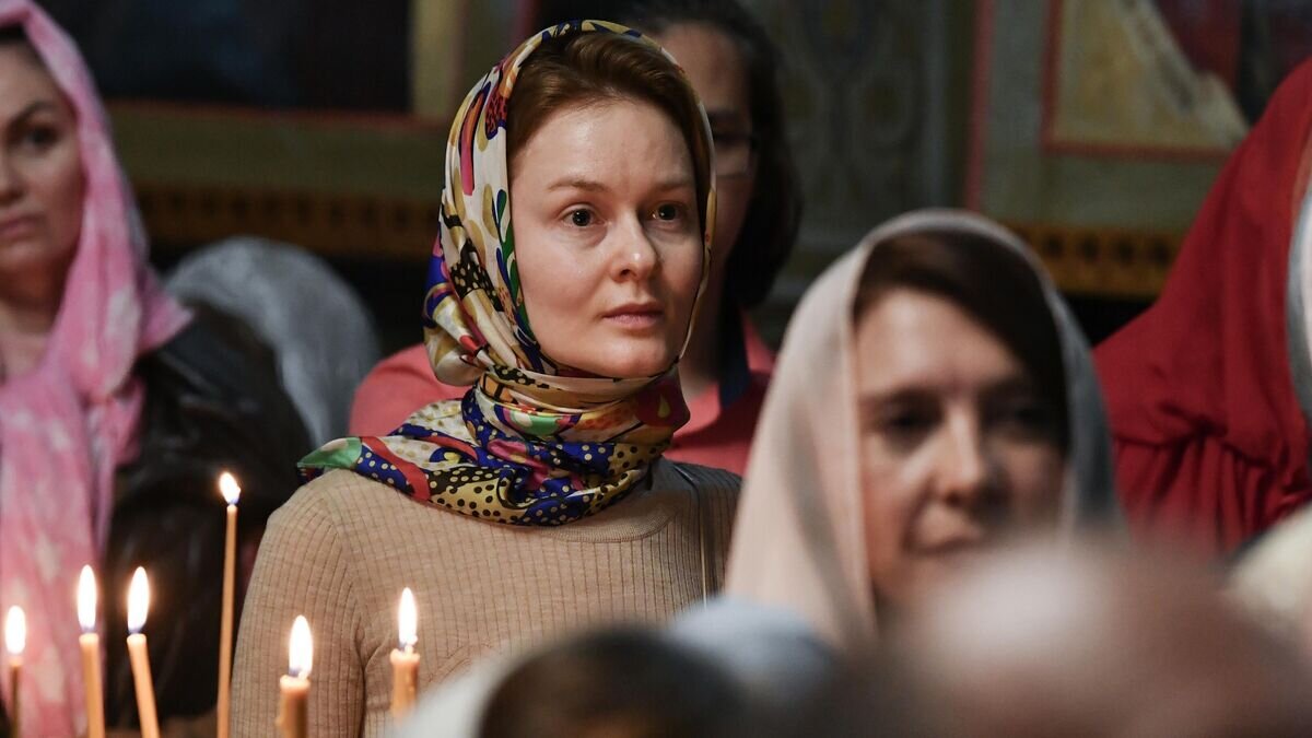    Верующие во время пасхальной службы в храме Трёх Святителей в Симферополе© РИА Новости / Константин Михальчевский