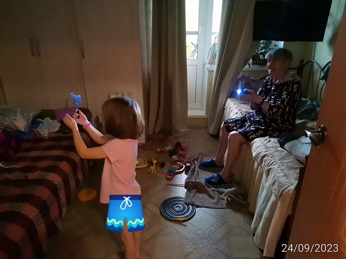 Бабушка светит. Бабушка же и читала книгу с десяток раз 😃