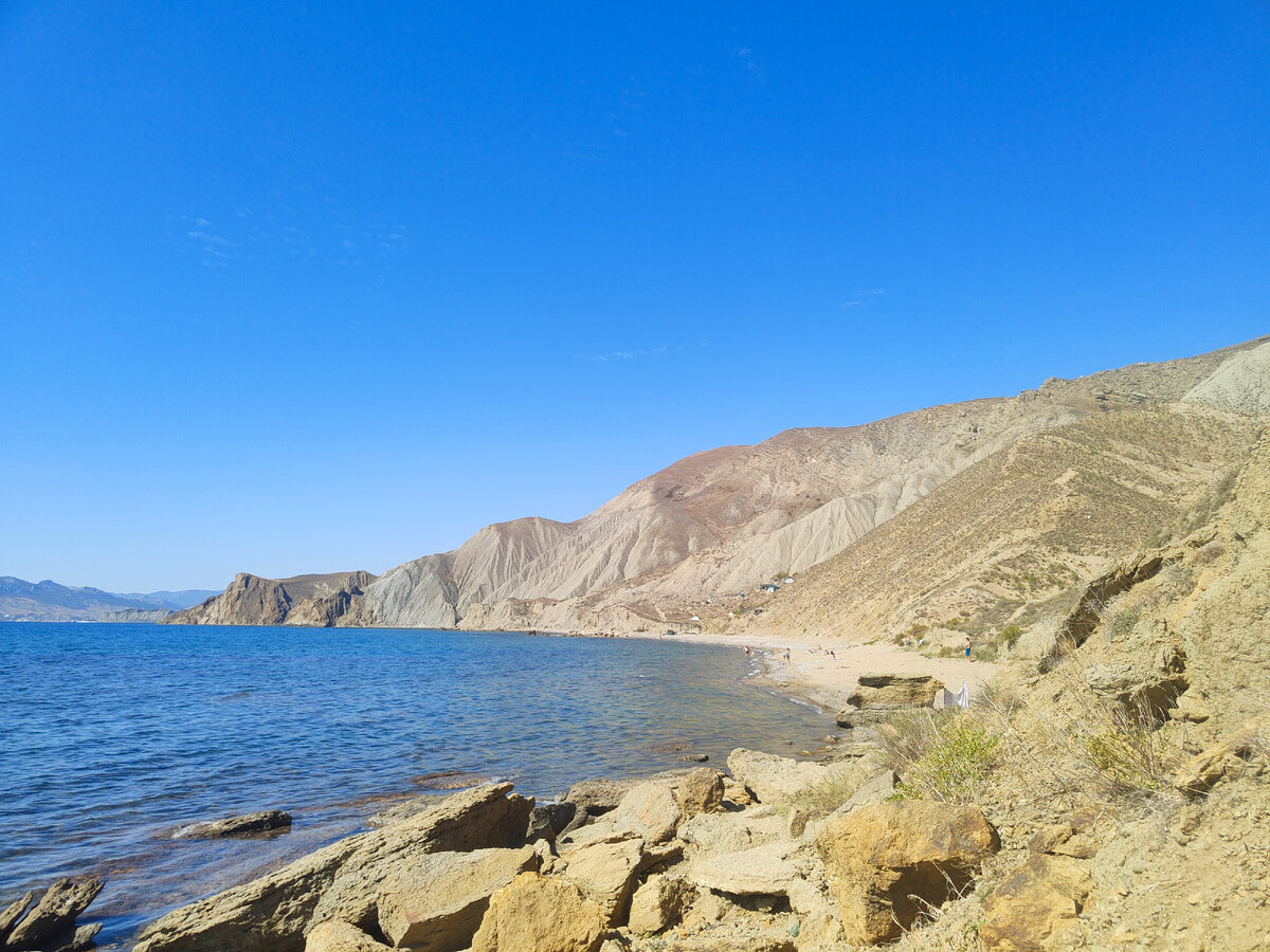 На этом пляже, справа за холмом, на возвышении находится Панчевка.