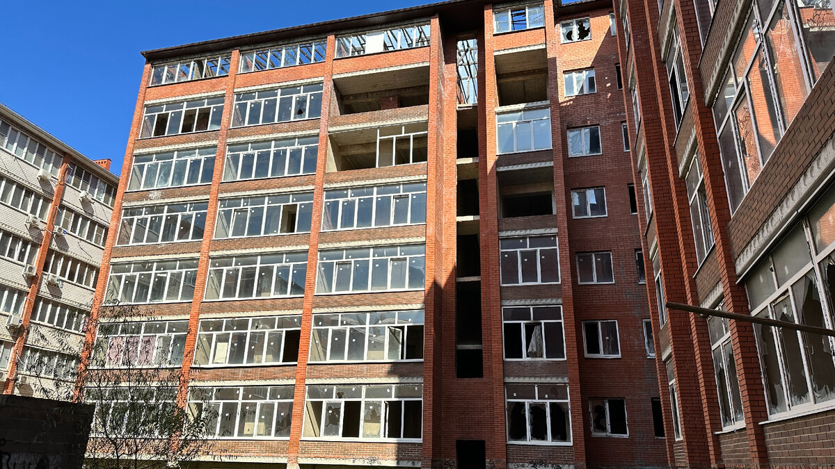 Это брошенная многоэтажка. Просто брошенная и это не единичный дом