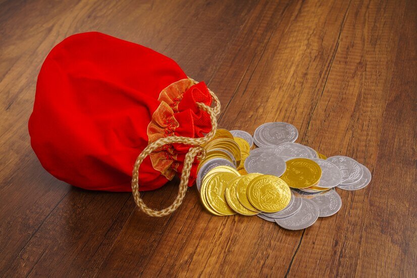 "Счастливые" монетки в кошельке, да еще и красном - чем не денежный талисман?)