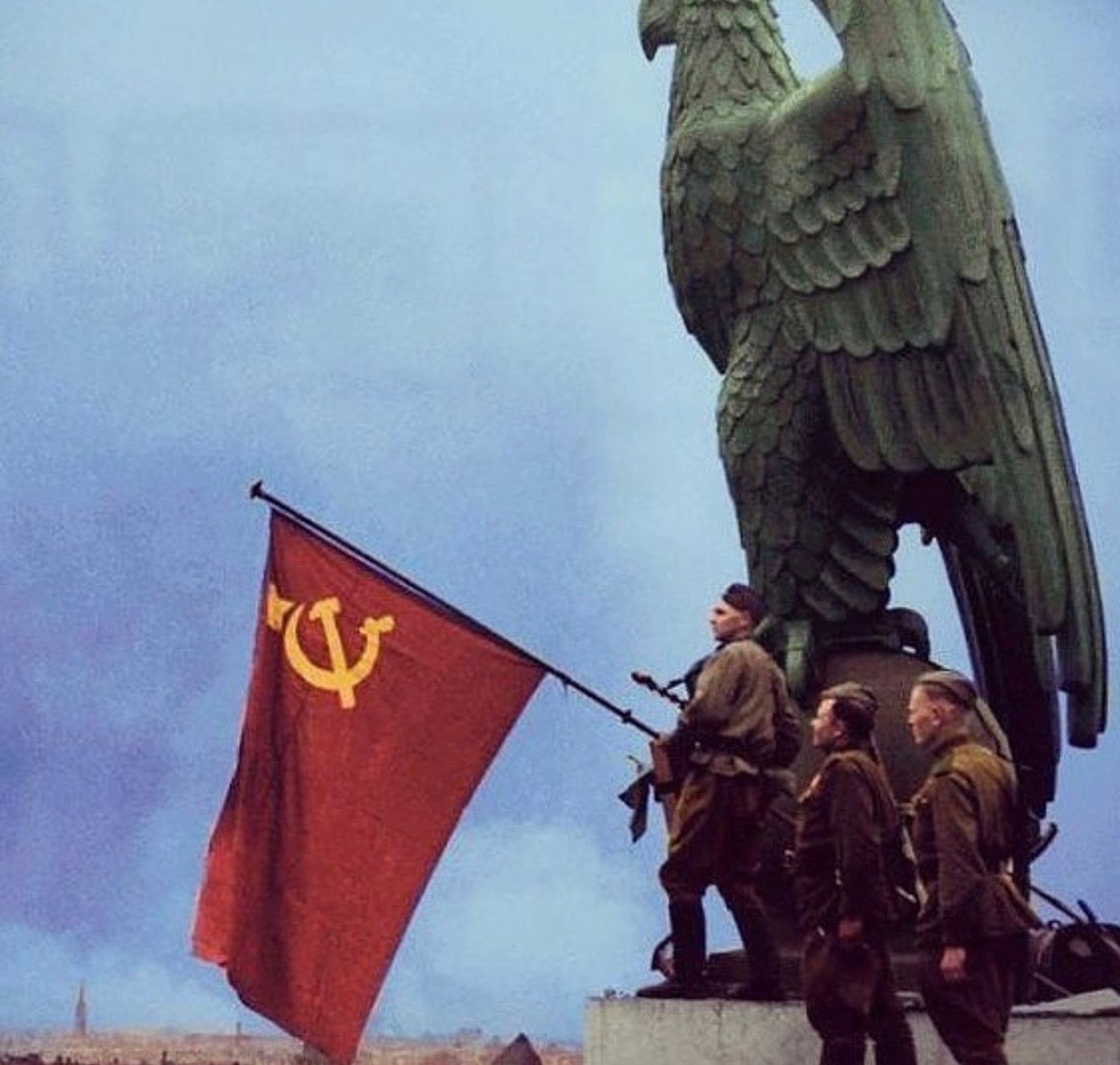 Raise the red flag marilyn. Орел Рейхстага. Орел Берлин советские войска. Солдат с красным флагом.