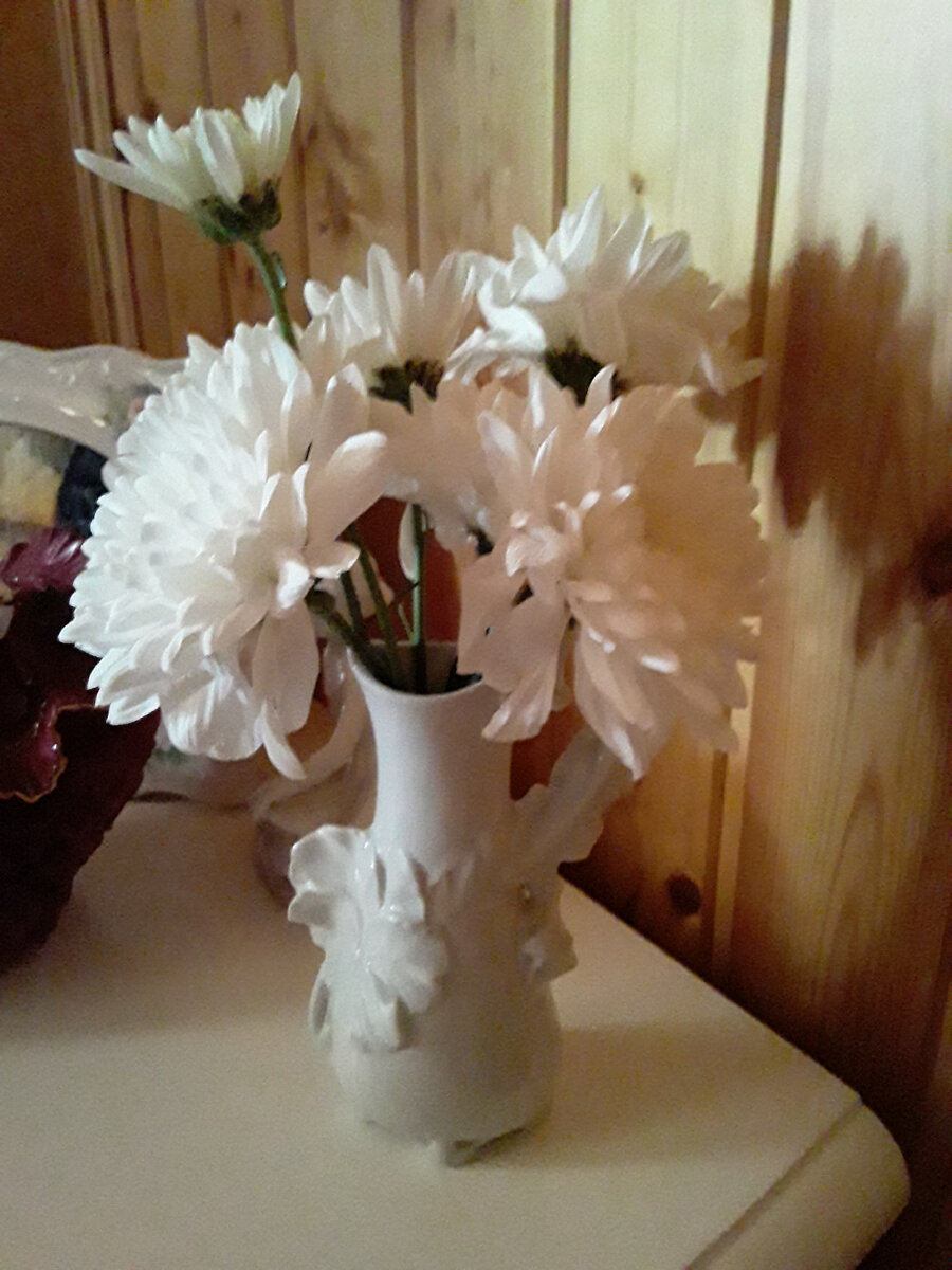 Доцветающие остатки больших букетов получают вторую жизнь в маленьком кувшинчике