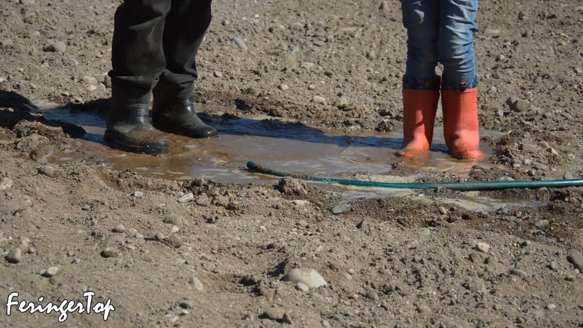 Пгс и вода. Пролить песок для утрамбовки. Трамбовка песчано-гравийной смесью столбы. Ручной уплотнитель песка. Утяжелитель для утрамбовки песка.