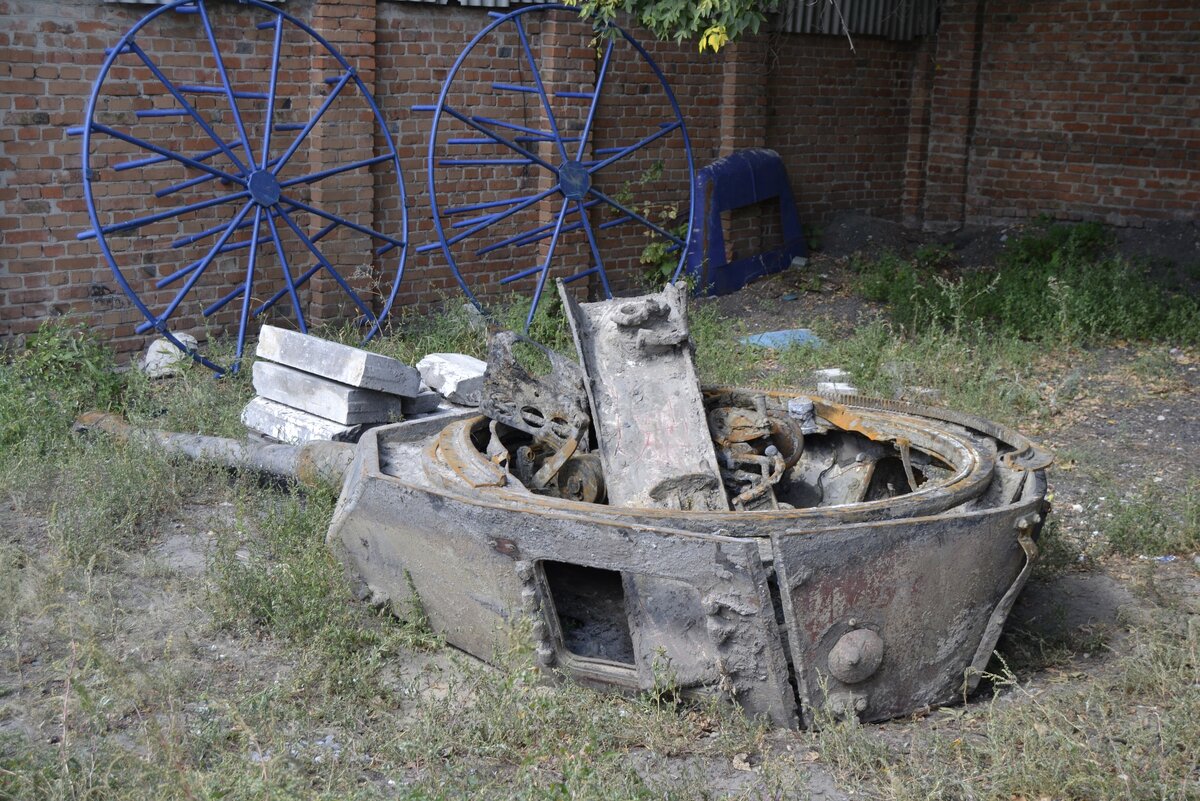 Состояние башни, как видно, неплохое. Кое где даже проглядывает "роной" африканский окрас