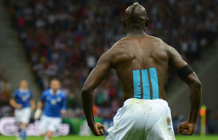 Празднование Балотелли с ракурса спины