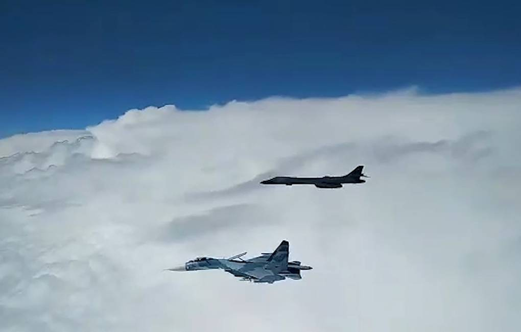 Российские истребители американский. B-1b Lancer su-27. Рубеж перехвата истребителей. ВВС США нацелили бомбардировщики на уничтожение кораблей России.. Наши перехватили самолеты США.