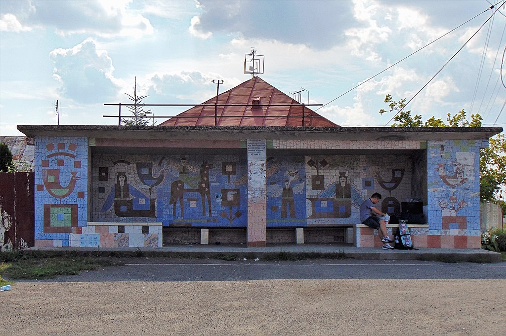 Конечная автобусная остановка и главная улица в селе Мали Селменцы на границе Украины и Словакии.