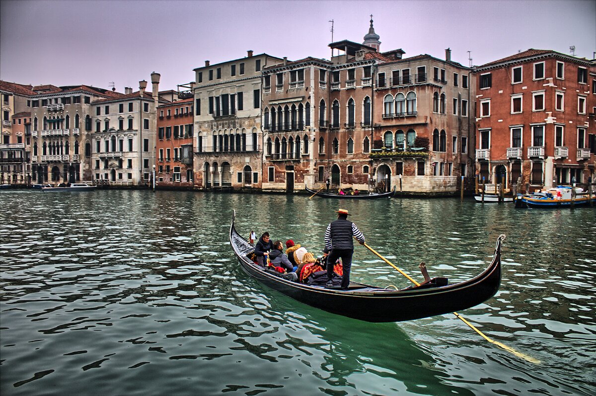 Город на реке в италии. Венеция Италия. Гранд канал Италия. Гранд канал Италия гондолы. Венис Италия.