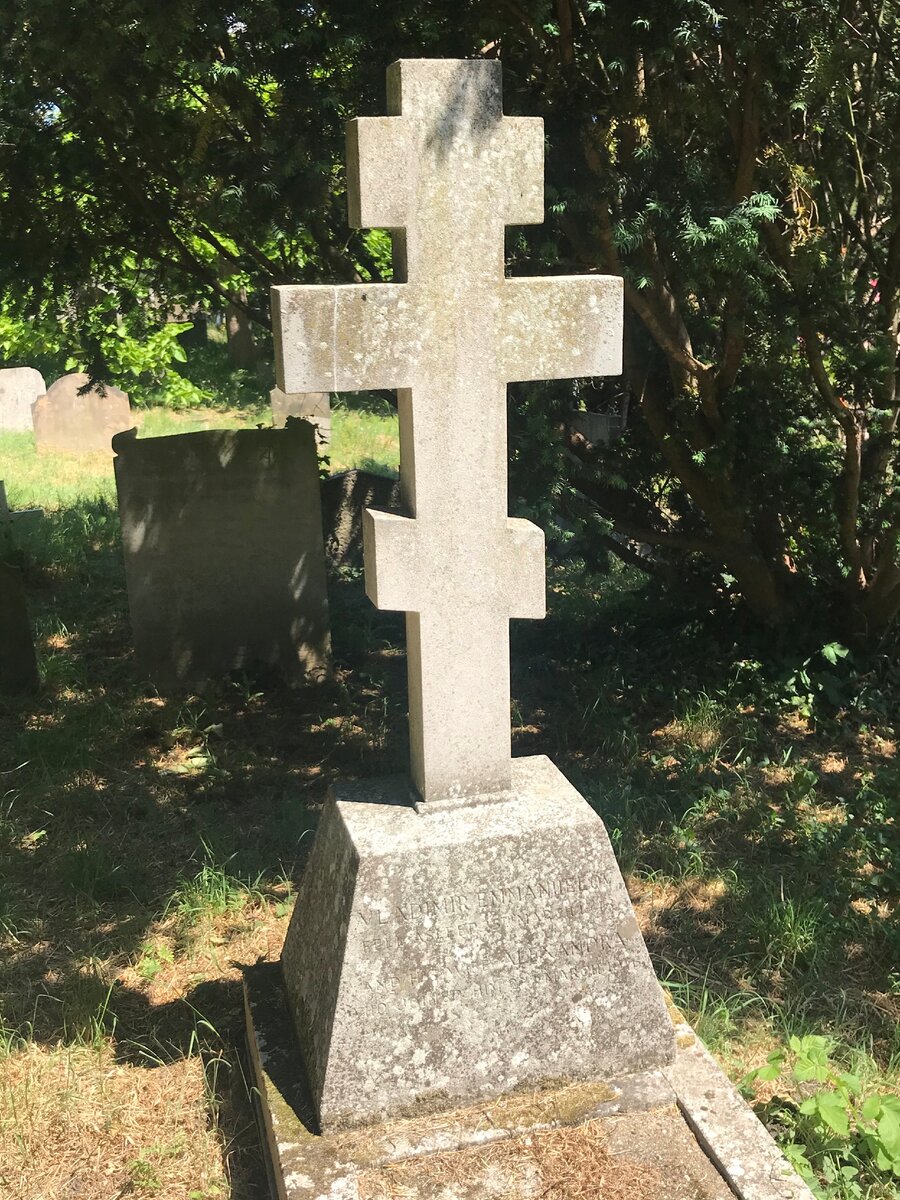 А здесь похоронены Владимир и Александра Эммануэловы умершие в один день 2 марта 1976 года.