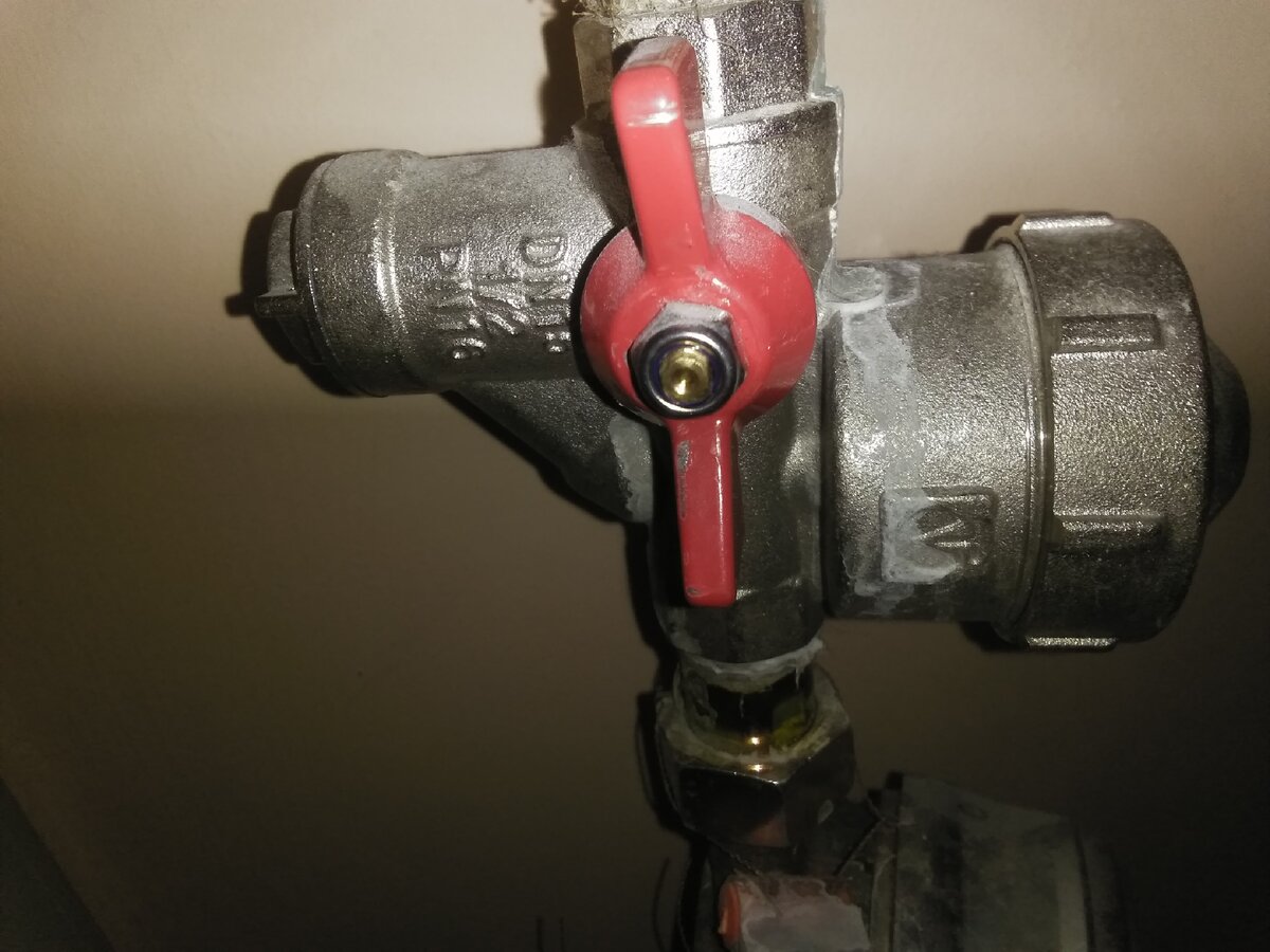 Красный кран, который подтекал. Личное фото. 