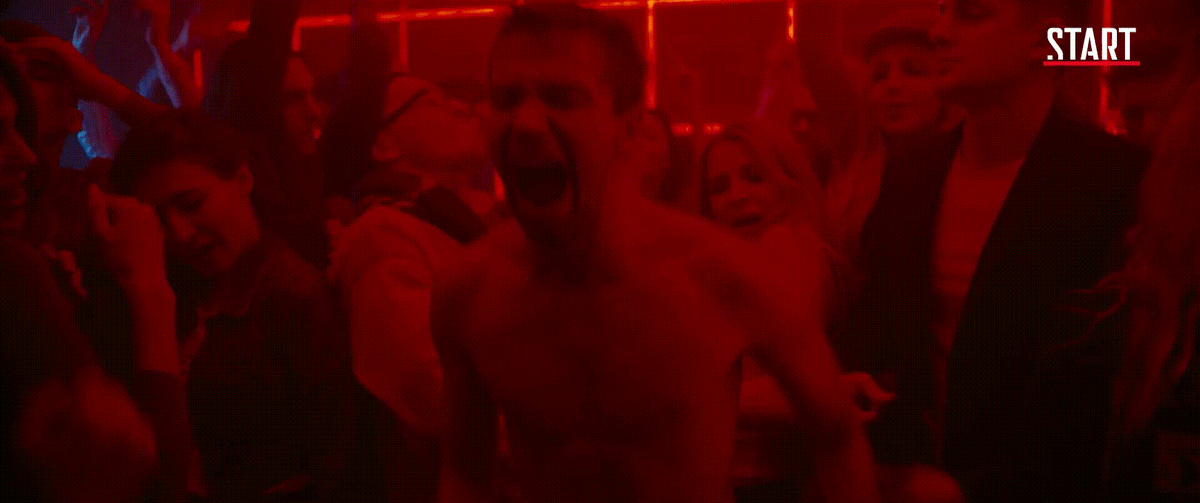 Александр Петров отчаянно танцует под крутой ретровейв.