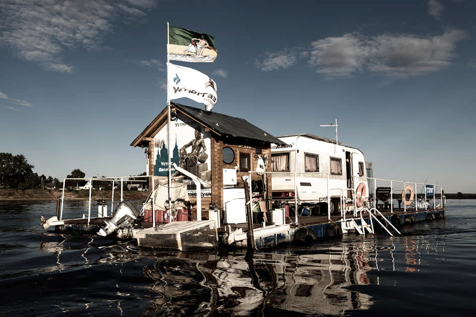 Плот Виктор Чучин сделал комфортным для путешествия.