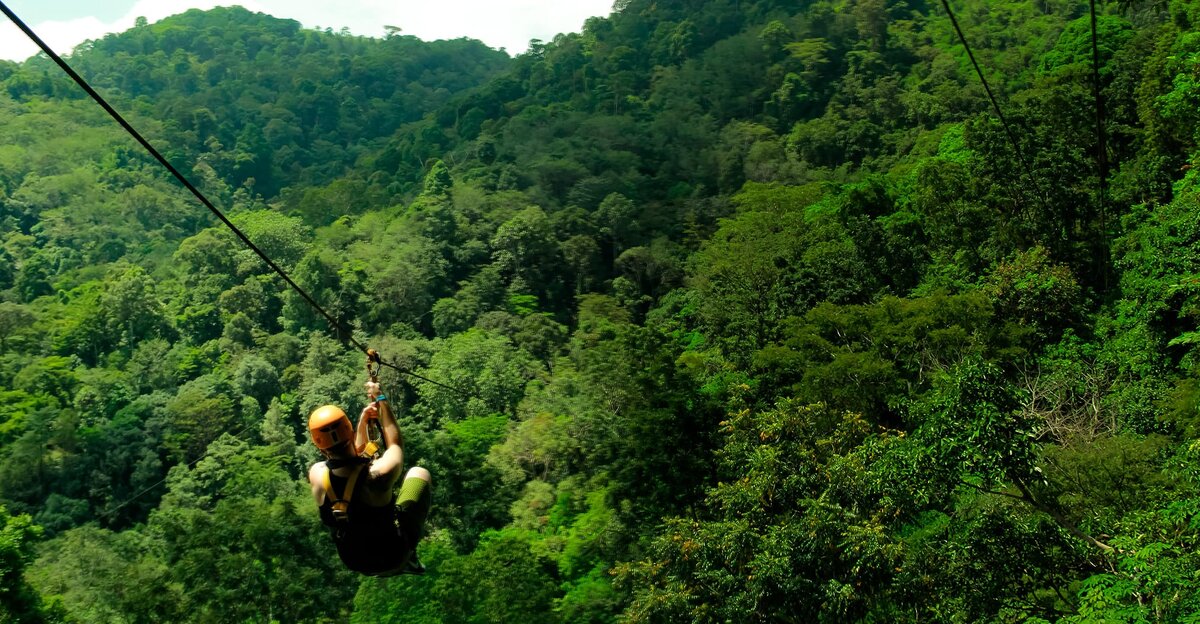 Zipline над водопадами в Тайланде