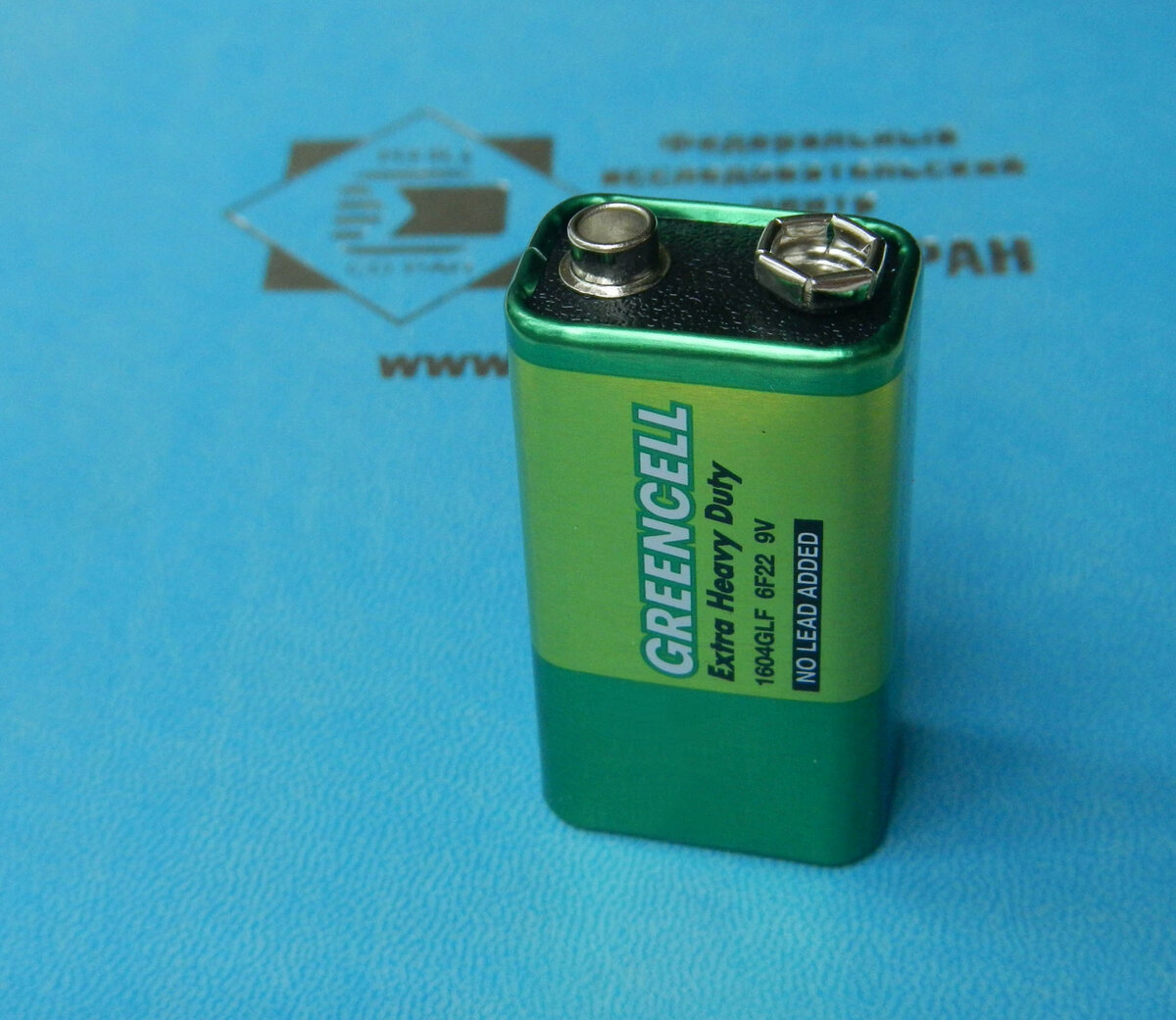 Написанное на батарейке напряжение - это и есть э.д.с