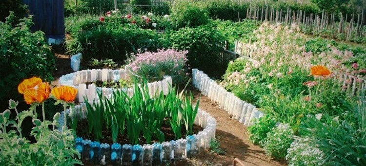 Декоративные клумбы из бутылок