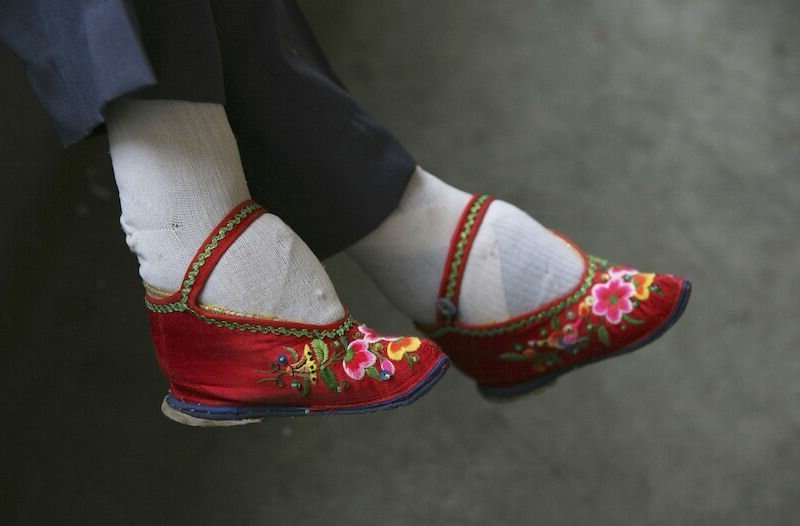 Миниатюрные ножки китайской девушки.