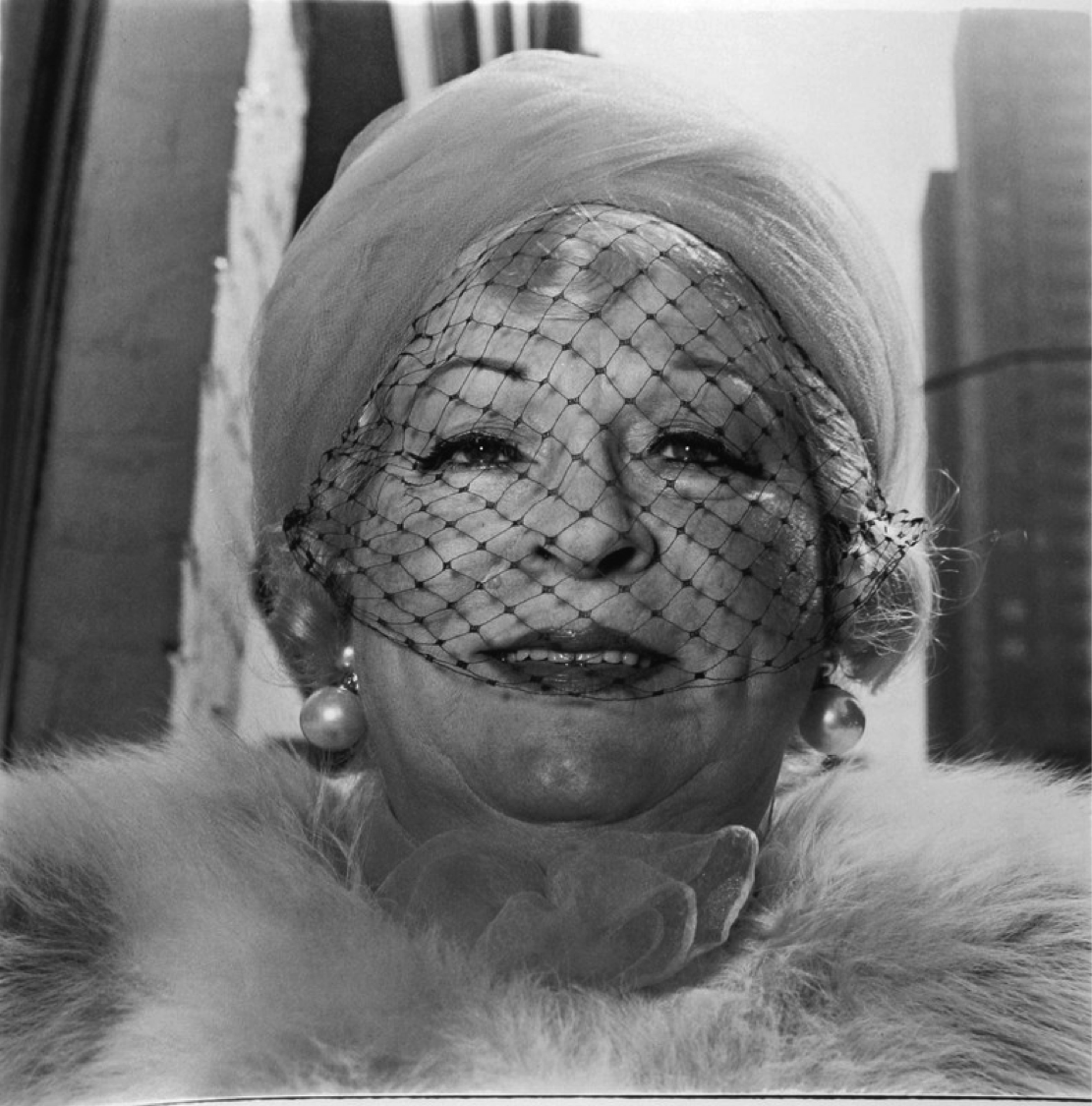 Диана Арбус. Дама с вуалью на 5-й авеню. 1968