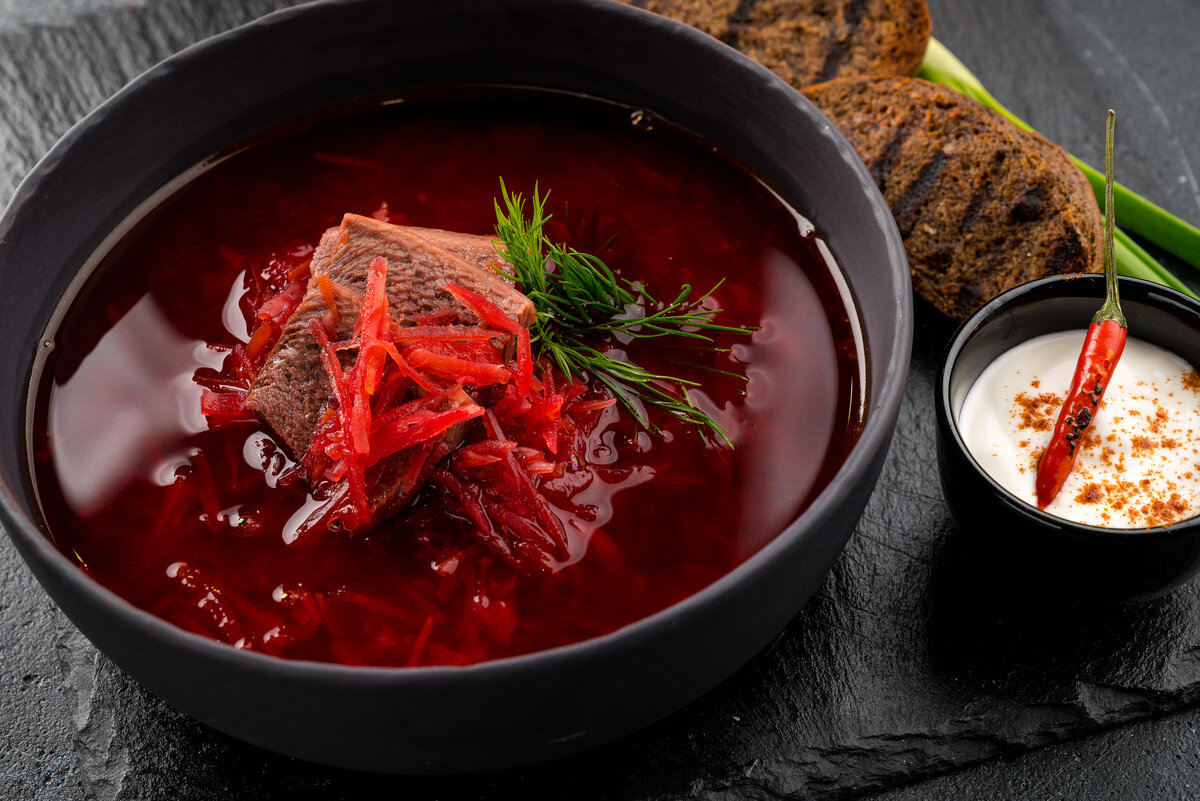 Ингредиент: 
500 г мяса (я кладу говядину, но можно положить свинину)

½ Меньших кочанов капусты (всегда кладите зелень)

2 больших свеклы

2 больших моркови

2 больших картофеля

2 больших зубчика чеснока

1 лук

Специи: 5 лавровых листьев, 10 шариков душистого перца, 10 шариков черного перца