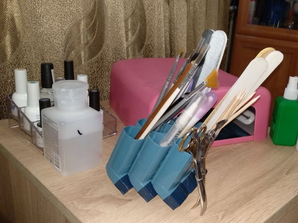 Для дочкиных маникюрных инструментов