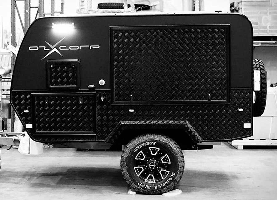 В настоящее время OzX тестирует этот небольшой прототип внедорожного прицепа кемпера, а также делает ступичный гибридный привод 22 л.с. масштабируемым для больших двухосных караванов. 