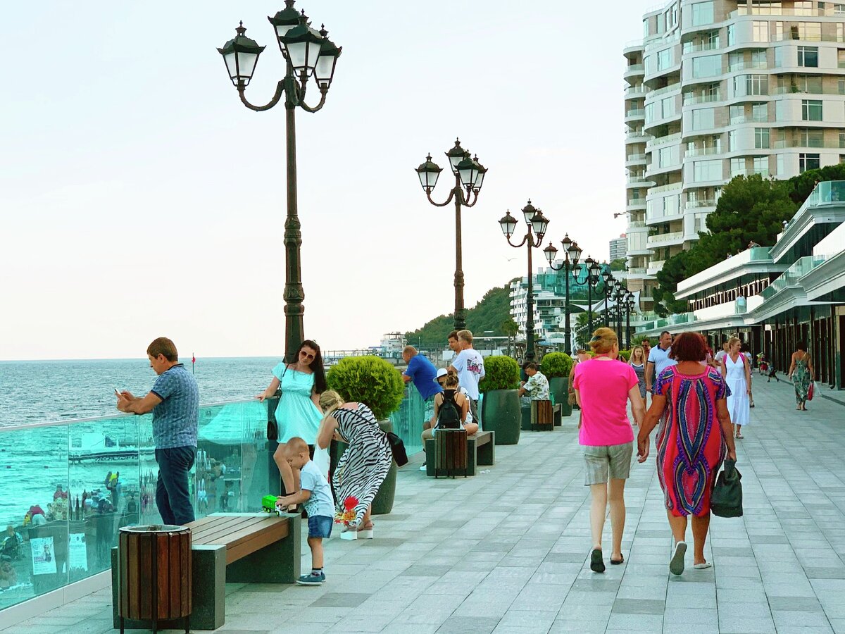 Люди на набережной Приморского пляжа в Ялте