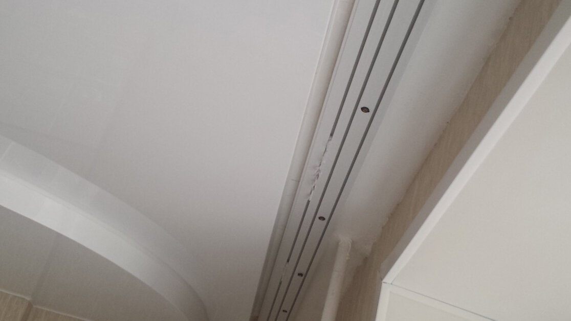 На фото: Пластиковый карниз в нише