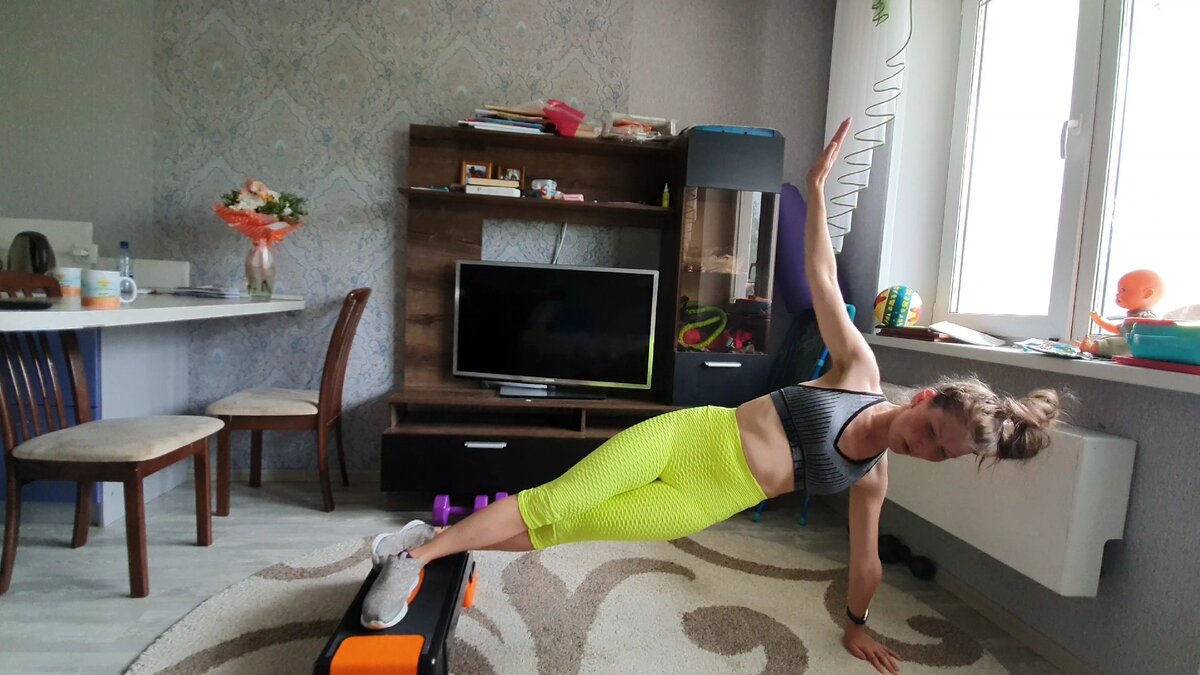 Боковая планка на степе.