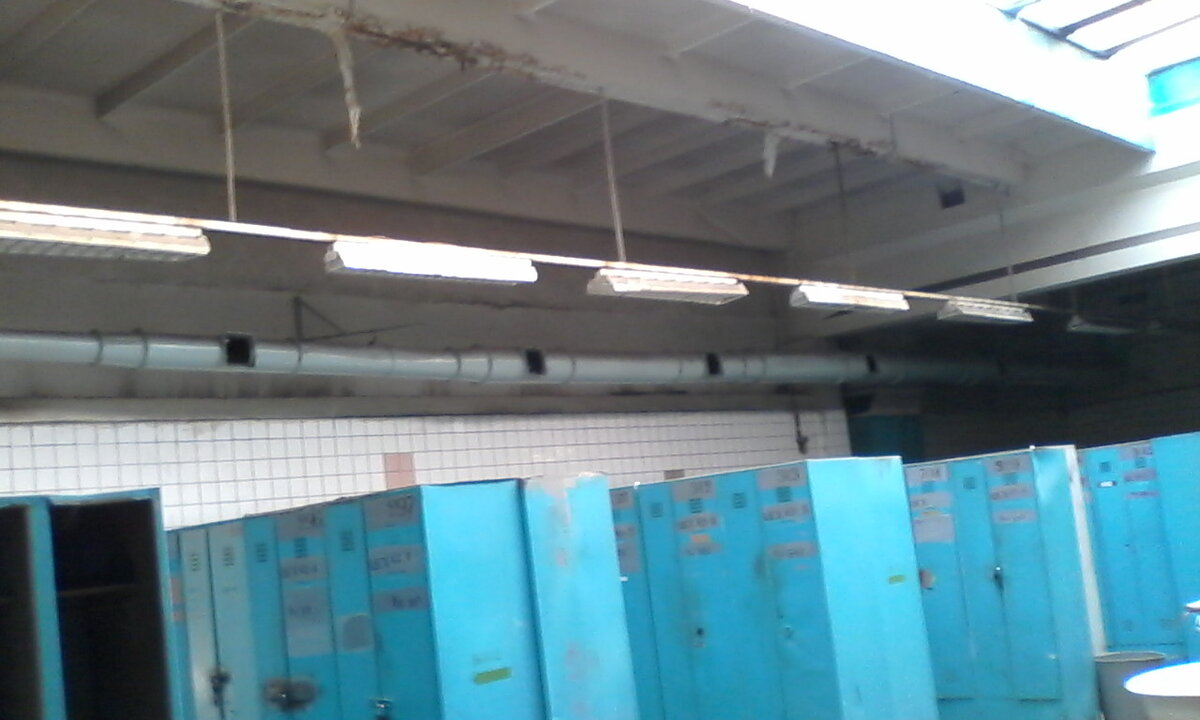 Шкафчики в гардеробе                                                             