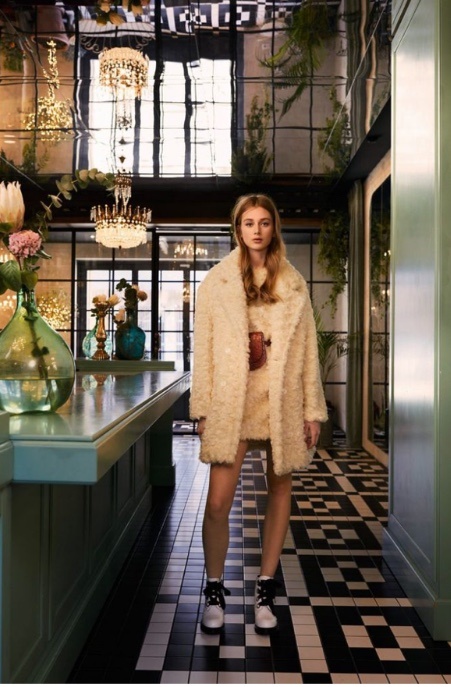 Итак , сегодня мы поговорим о моде. Что же пришло на смену тёплым вещам на летний период? Что будет в моде летом 2020? 
1.Кожа . Излюбленный материал многих снова возвращается в мир моды . Он стал настолько популярен , что из него шьют всё . Брюки , блузки , пиджаки , юбки , плащи . Цвет кожи будет абсолютно любым . Стандартный чёрный , а также красный , синий , бежевый и многие другие . Известные дизайнеры изо всех сил продвигают этот материал и возвращают в использование . Look на основе кожи станет самым модным образом сезона . 
2.Брюки-бананы . Название и форма таких брюк напоминает нам о сладком экзотическом фрукте . Эта вещь представляет из себя брюки с укорочённой длинной , завышенной талией и сужением к низу . Верх для таких брюк можно подобрать совершенно разнообразный . Например роскошная блузка с воланами , скромненькая футболка или свитер . Эти брюки имеют свойство визуально укорачивать длину ног , так что лучше носить такую модель брюк высоким девушкам .
3.Широкие шорты с завышенной талией. Завышенная талия тренд на все времена . Он распространяется на шорты , брюки и юбки . Покроем могут относиться к кежуалу , милитари , спортивному стилю . Такие шорты будут прекрасны в сочетание с простенькой футболкой или майкой. Обувь так же разнообразна . К ним подойдут и кроссовки и туфли-лодочки. 