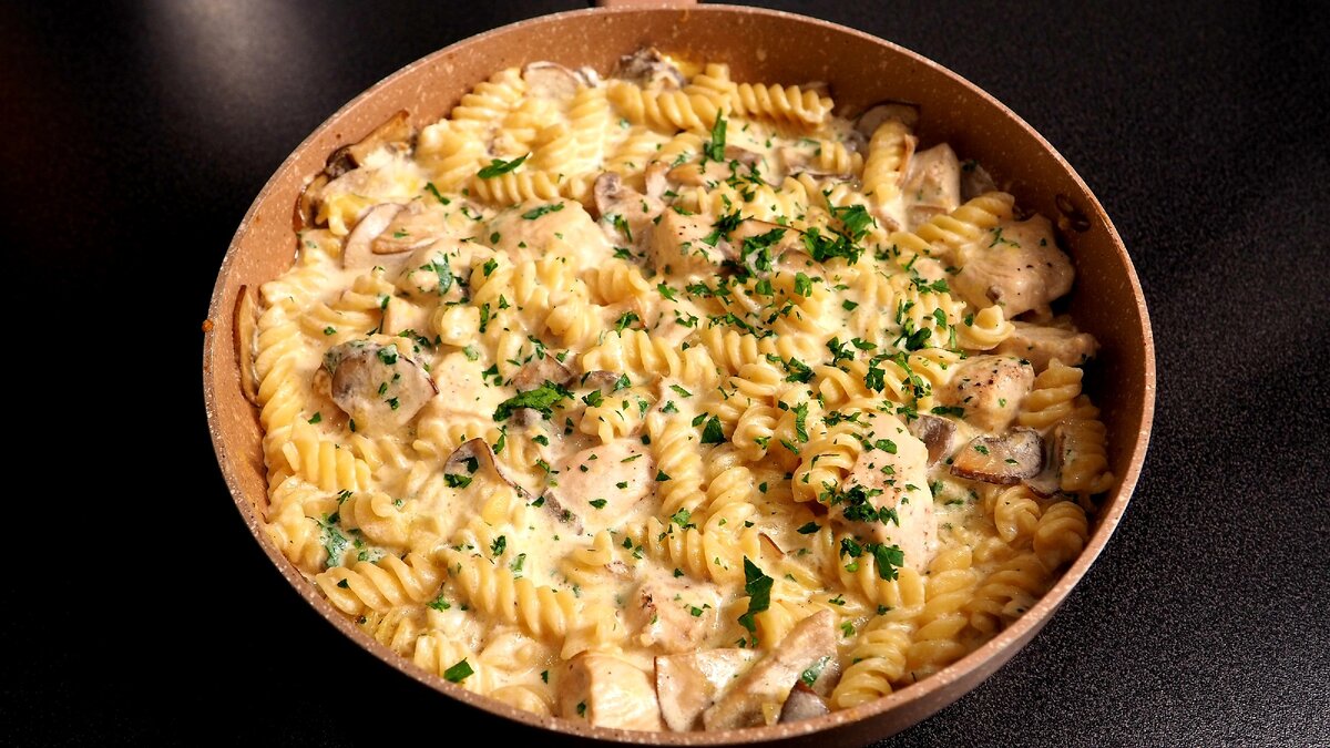 одна сковородка. курица в сливочном соусе