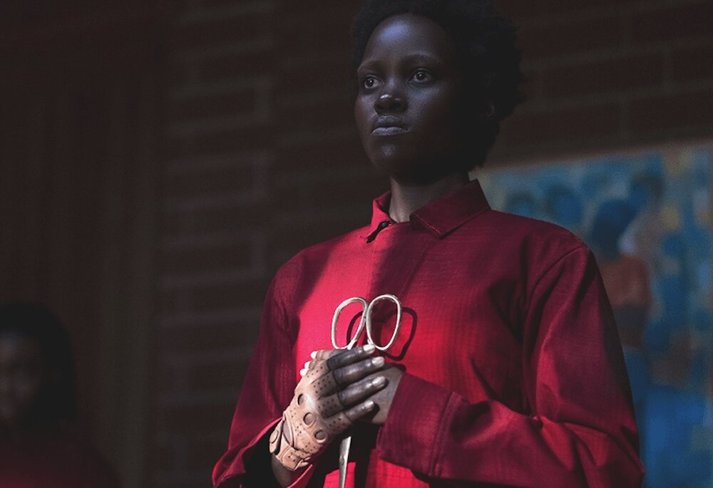 Жанр: хоррор-триллер.  В центре внимания находится семья, у которой появляются двойники. Борьба хороших и плохих сторон героев, показана ярко. Но фильмы это не сказки , здесь не всегда побеждает ДОБРО.