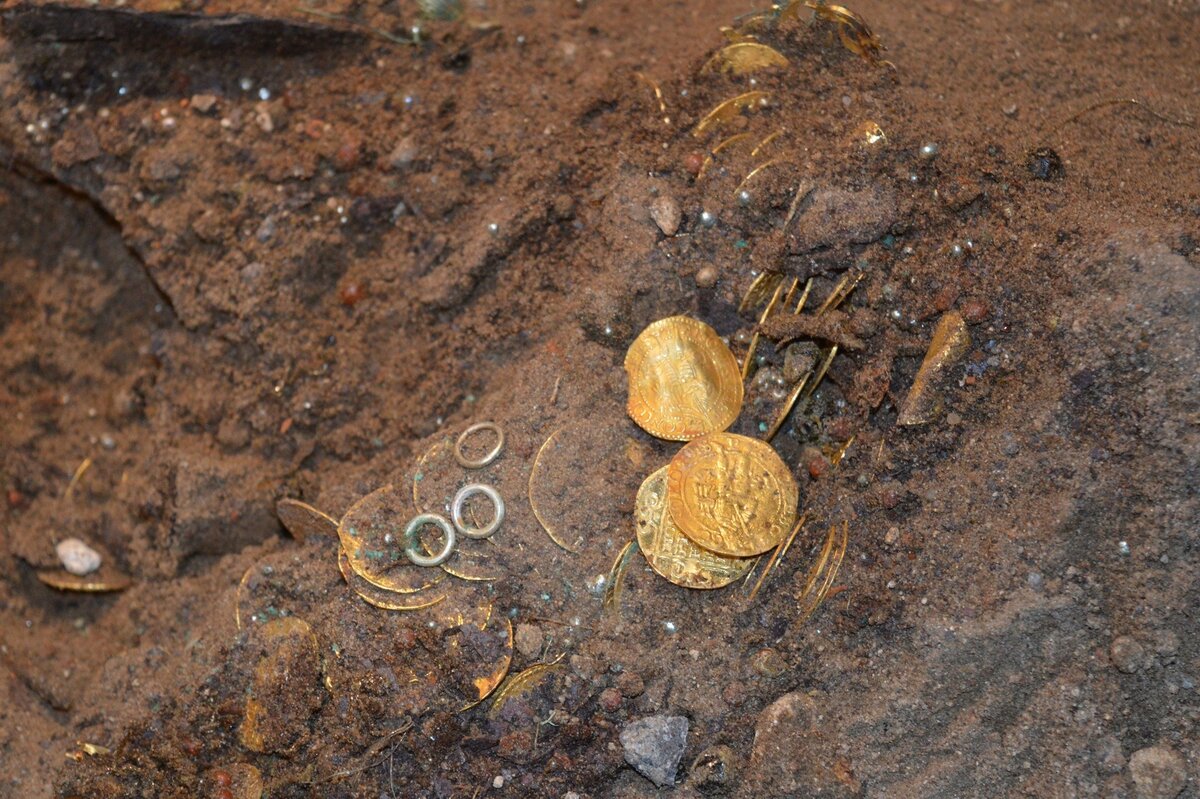 В каком году нашли первое золото. Клад монет Фанагория. Находки металлоискателем кладов золота. Золотые находки кладоискателей. Монеты находки копателей.