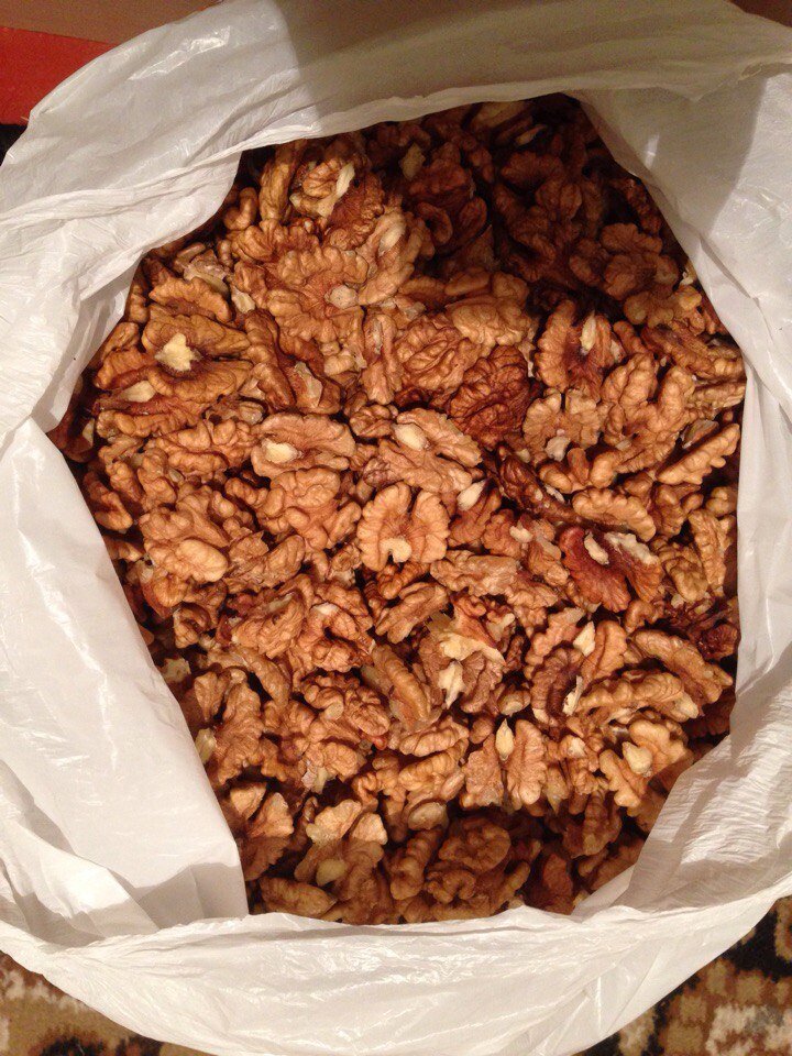 Если орехи попались сырые, их стоит предварительно пару минут обжарить на сковороде, следом нарезать на небольшие кусочки.