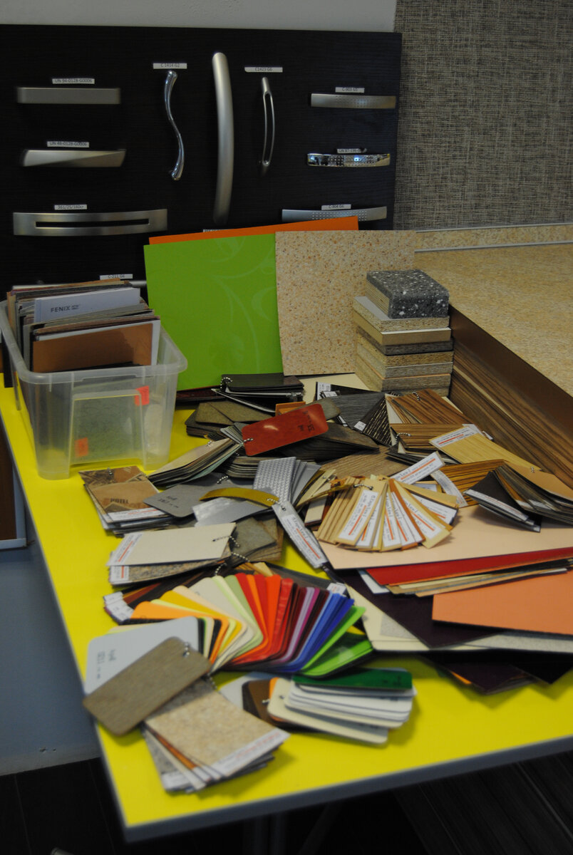 В салоне мебели. На выбор - образцы декора фасадов, фурнитуры