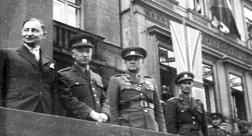 Свобода (в центре) – министр национальной обороны. 1946 год