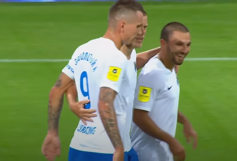Игроки фк "Сочи" празднуют очередной гол в ворота фк "Ростов"