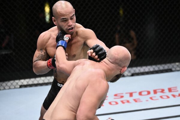 уДАР С ЛЕВОЙ  -ФИРМЕННОЕ оружие  Джастина Джейнса.   фото: яндекс -картинки.