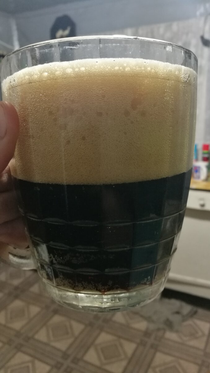 Пиво имеет черный, не прозрачный цвет