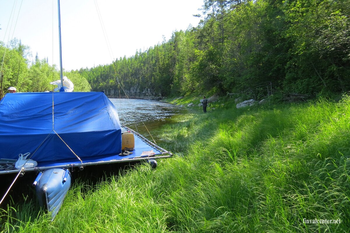 Мархачан. Закрепили тримаран основательно - сорвет не догоним. 