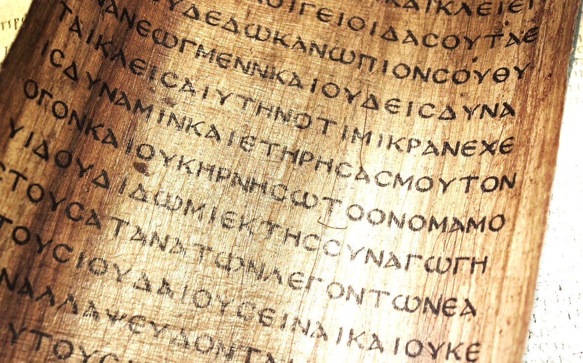 Древние письмена на пергаменте