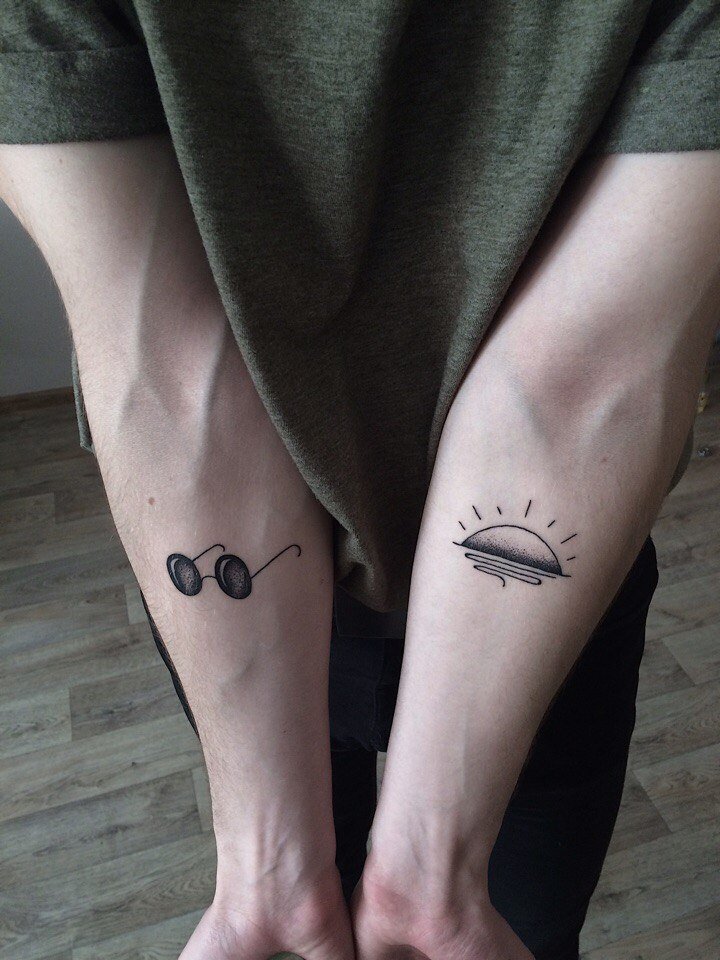 Хендпоук тату - Рисунок наносится на кожу с помощью иглы и краски, вручную.Сложная техника Хендпоук может выглядеть очень просто, в тоже время многие мастера оттачивают эту технику годами.Обычно это тату неприличного характера .