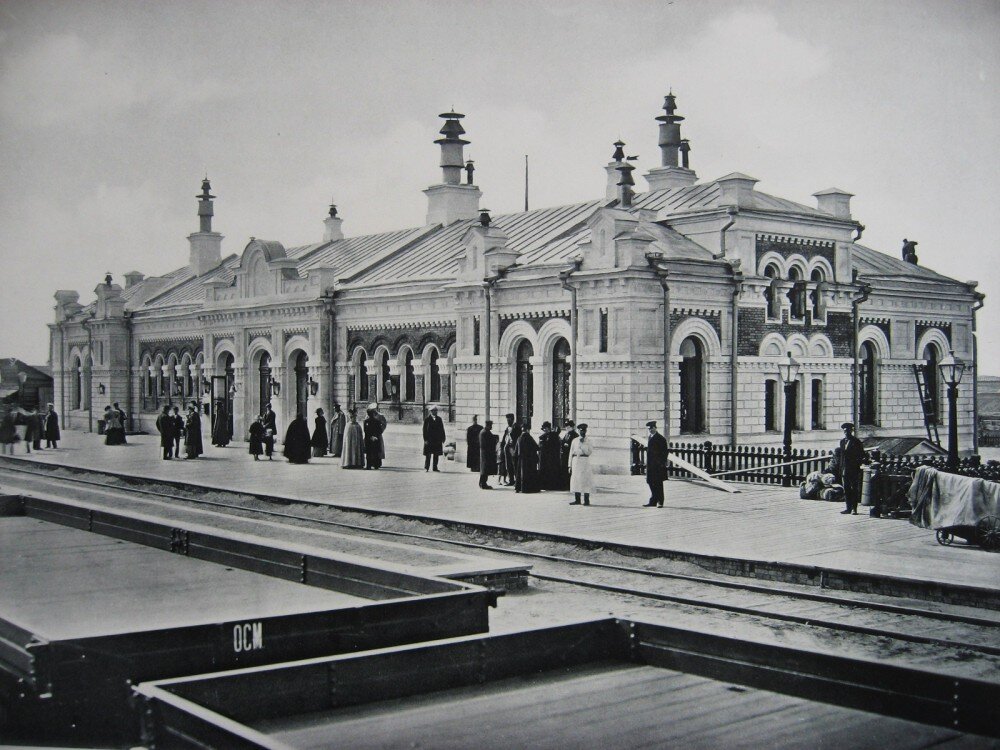 Старый жд. Омский ЖД вокзал в 1896 году. Томск вокзал 19 век. Железнодорожный вокзал Омска 19 век. Железнодорожный вокзал Челябинск 20 века.